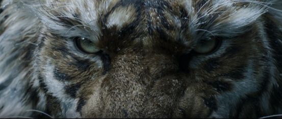 CG中钟馗与巨型鬼怪激烈对战，场景充满中式古建元素与幽冥氛围