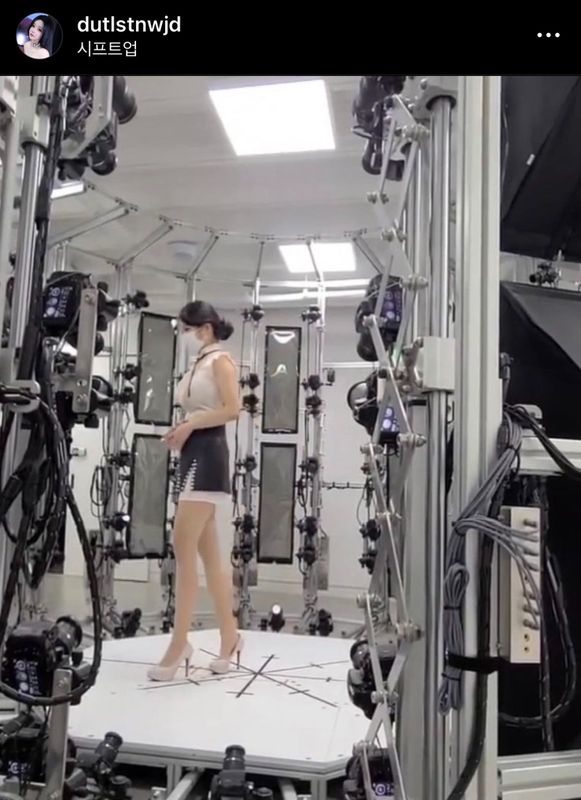 扫描服与游戏中服装对比图，细节高度一致，包括肩带与腰线设计