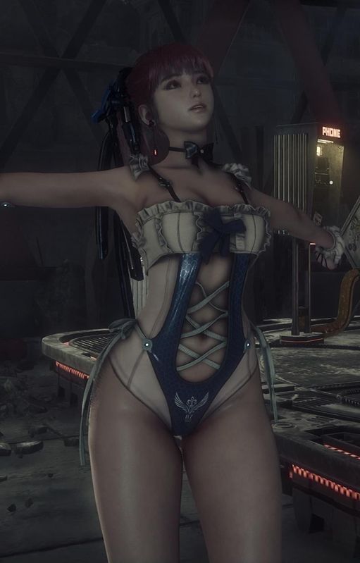 伊芙背对镜头站立于高塔边缘，城市远景层次分明