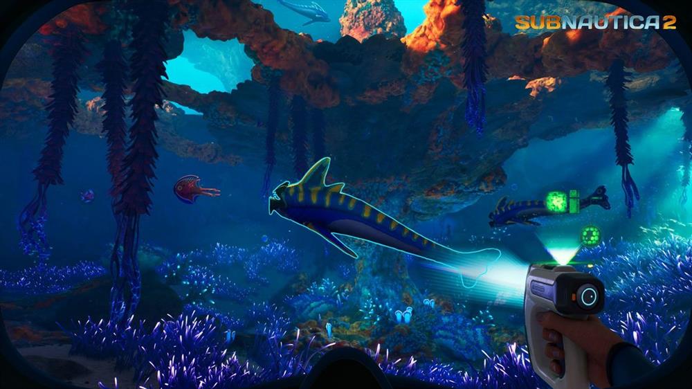 《Subnautica 2》深海场景展示巨大海底断崖与幽暗水域，远处有庞大未知生物缓缓游动