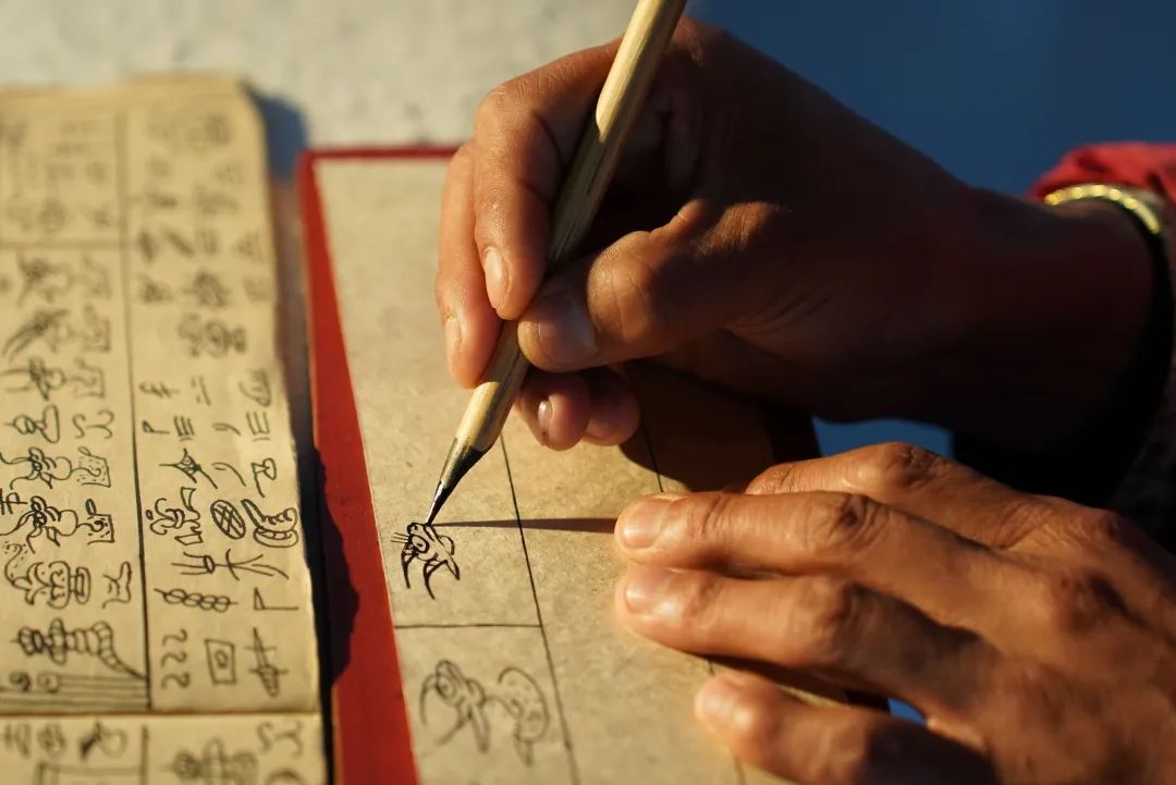 东巴文特写照片，展示其独特的象形文字风格，笔画古朴，形似图画，充满神秘感