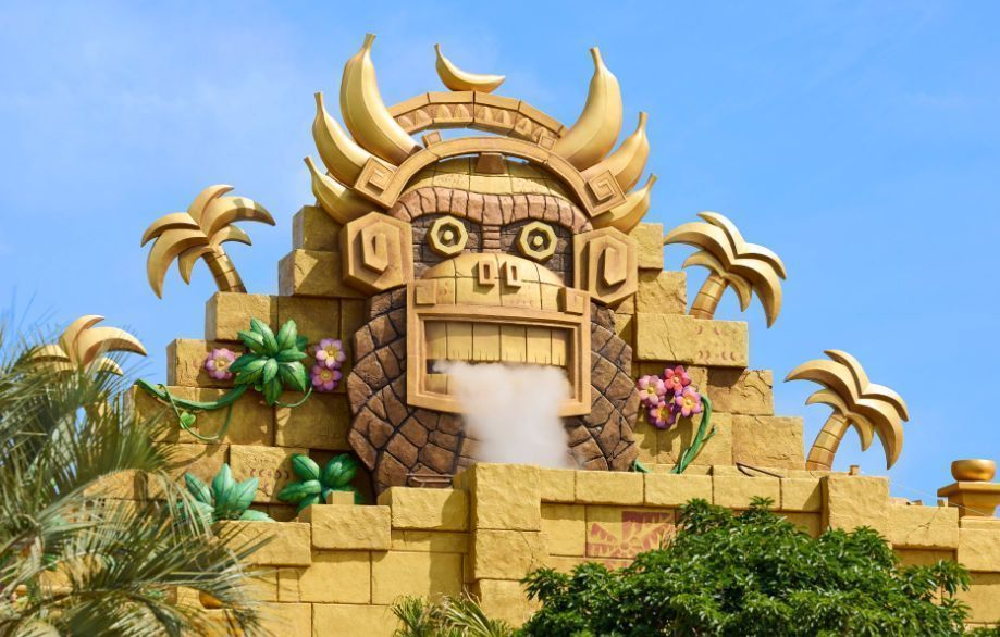 《大金刚》主题乐园实景首曝，黄金神殿巍然矗立，周围环绕热带植被与古老石雕