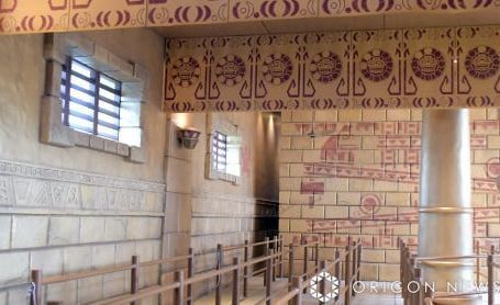 夜间灯光效果下的主题区全景，神殿散发金色光芒，瀑布流水闪烁光影