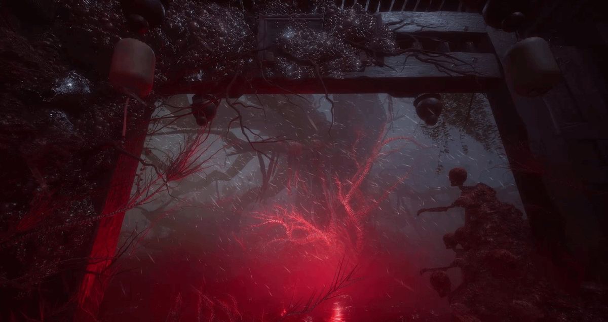 夜晚庭院场景，灯笼摇曳，墙壁上投射出诡异人影，远处有模糊的羽状怪物轮廓