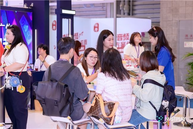 Mistplay展台在ChinaJoy现场人头攒动，工作人员正与参展嘉宾交流游戏出海策略