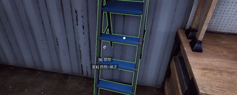 《犯罪模拟器》游戏中一个可互动的箱子装置，位于室内角落，周围环境呈现像素风格的城市内部场景