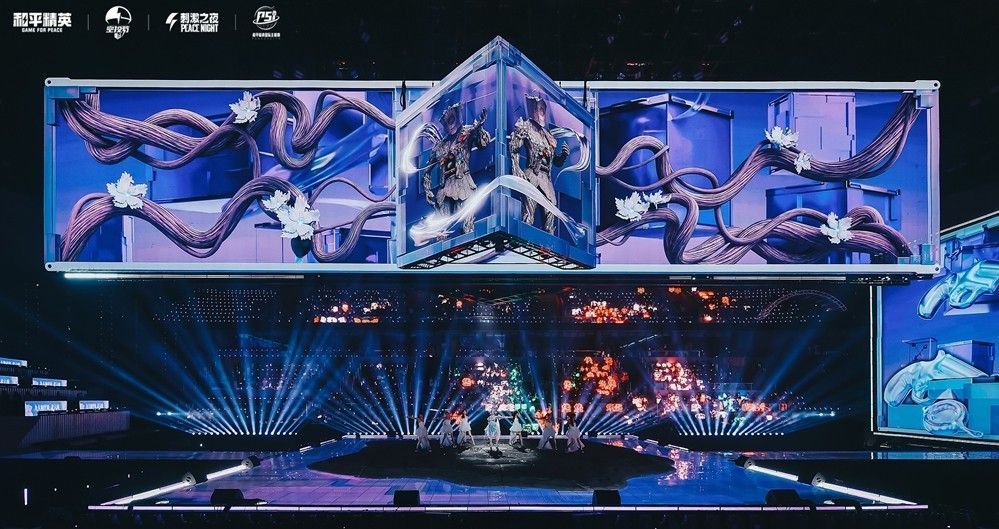 史彭元从高空缓缓降落，背后是星空投影与降落伞展开的瞬间