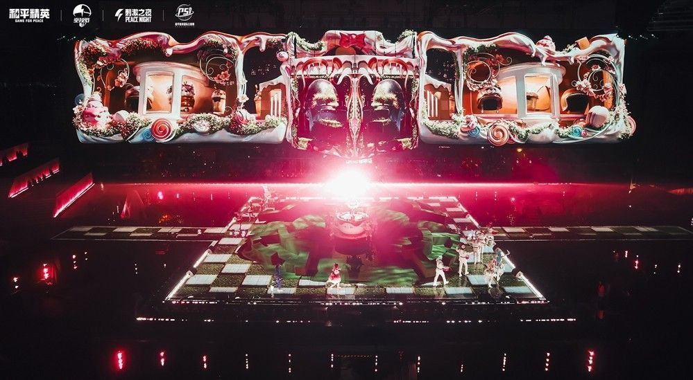 虞书欣身穿粉色甜美元素战衣，与主播们手牵手在花海中跳舞