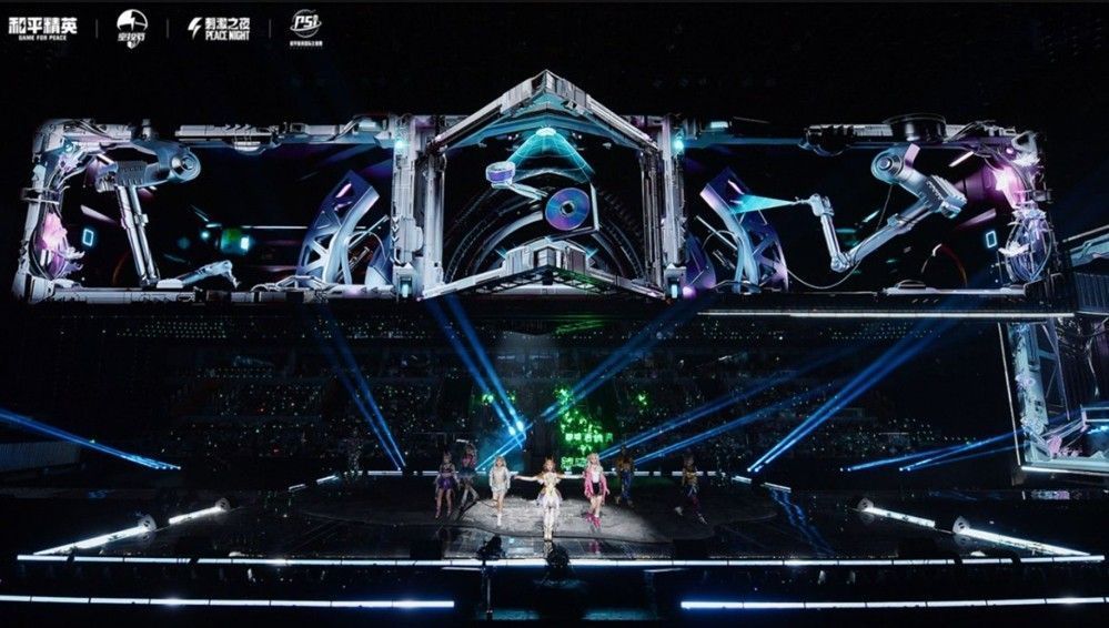 宋茜在空中旋转舞蹈，背后是未来城市投影与机甲战士行走的画面