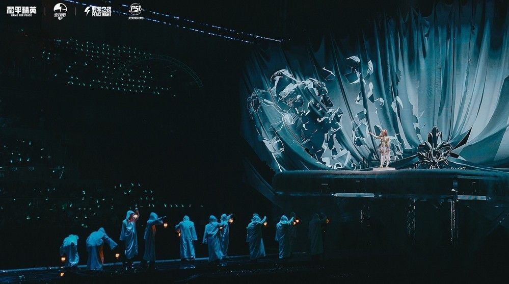 华晨宇与虚拟形象‘花傲天’并肩站立，两人造型相似但风格迥异，形成强烈视觉对比