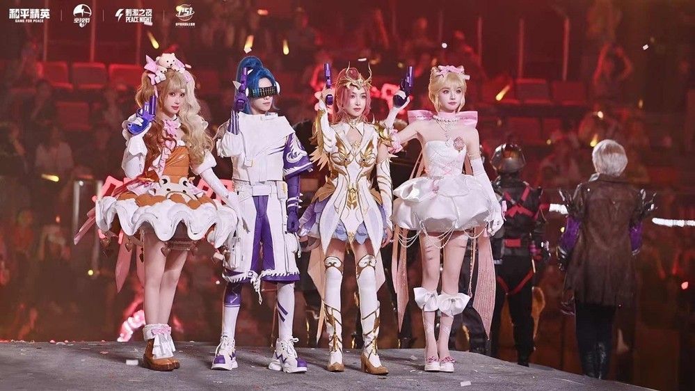 多名模特身着不同风格皮肤列队展示，背景为‘我就是风向’主题字样