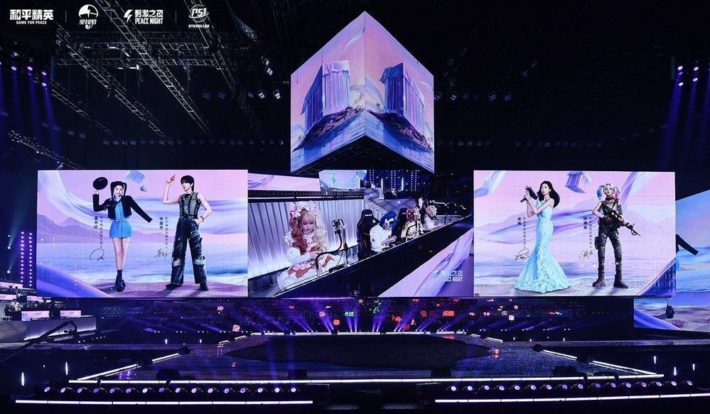 大屏幕显示游戏内战斗画面，虞书欣角色正在主动冲锋，弹幕刷屏‘欣欣出击’