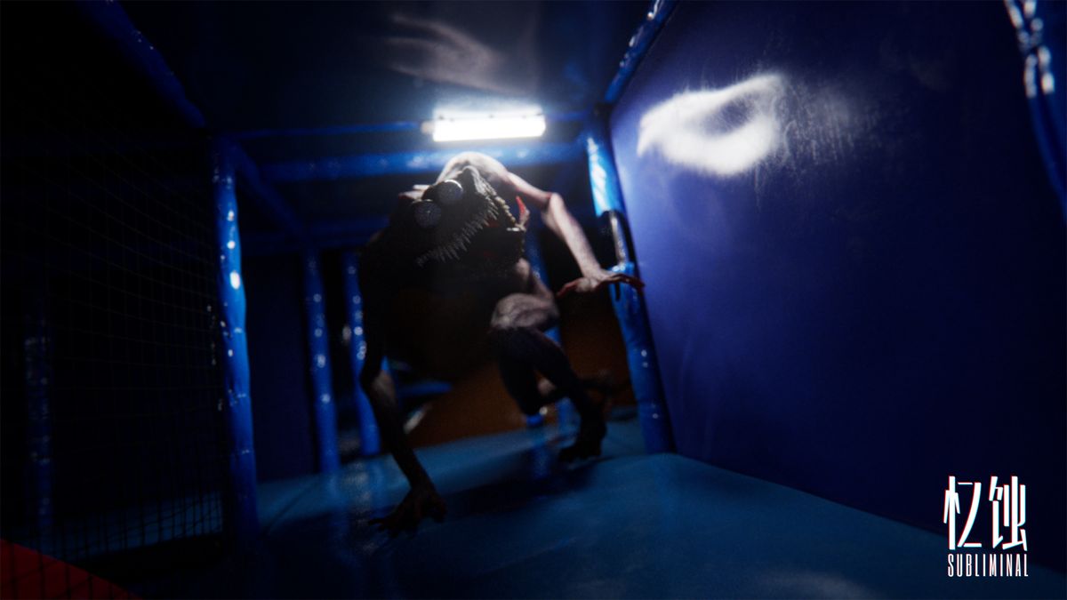 游戏中突然出现的笑脸怪物，面部扭曲夸张，嘴角裂至耳根，在昏暗房间中直视玩家，极具视觉冲击力