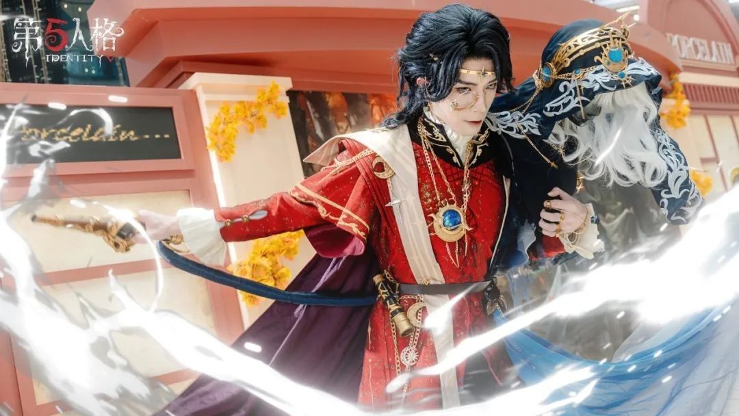 蜡像师COSER身穿黑色礼服，神情冷峻，周围环绕着冰晶特效装饰