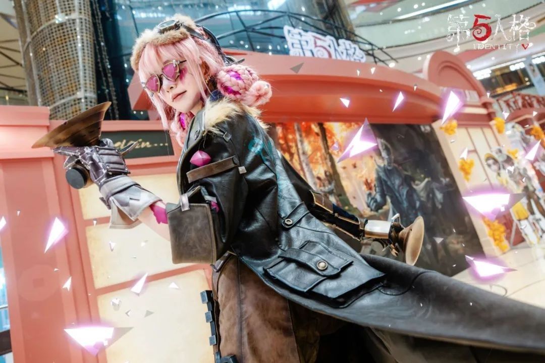 拉拉队员COSER活力四射地挥舞彩球，背景为节气主题展台