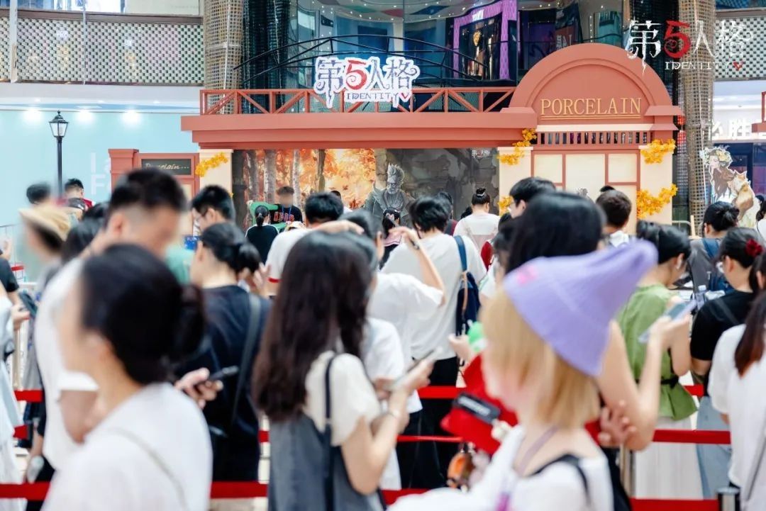 玩家正在参与节气接力游戏，两人协作传递道具，现场笑声不断