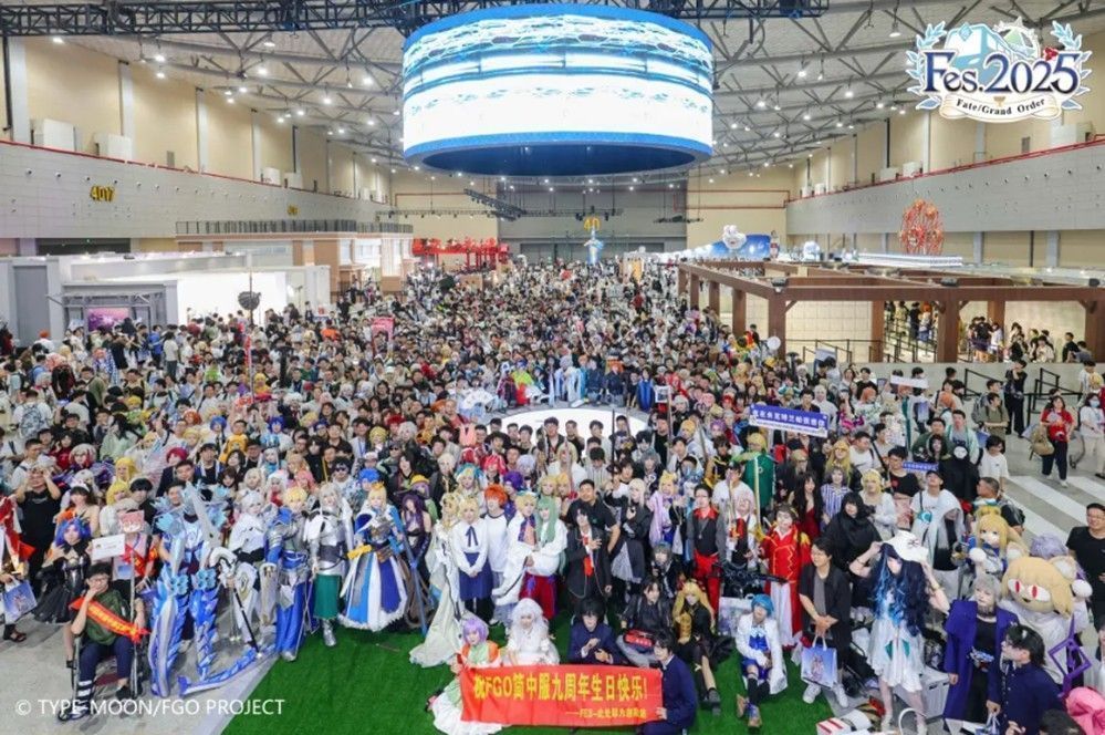 杭州国际博览中心外景，FGO FES 2025主题展板醒目矗立，现场人流如织