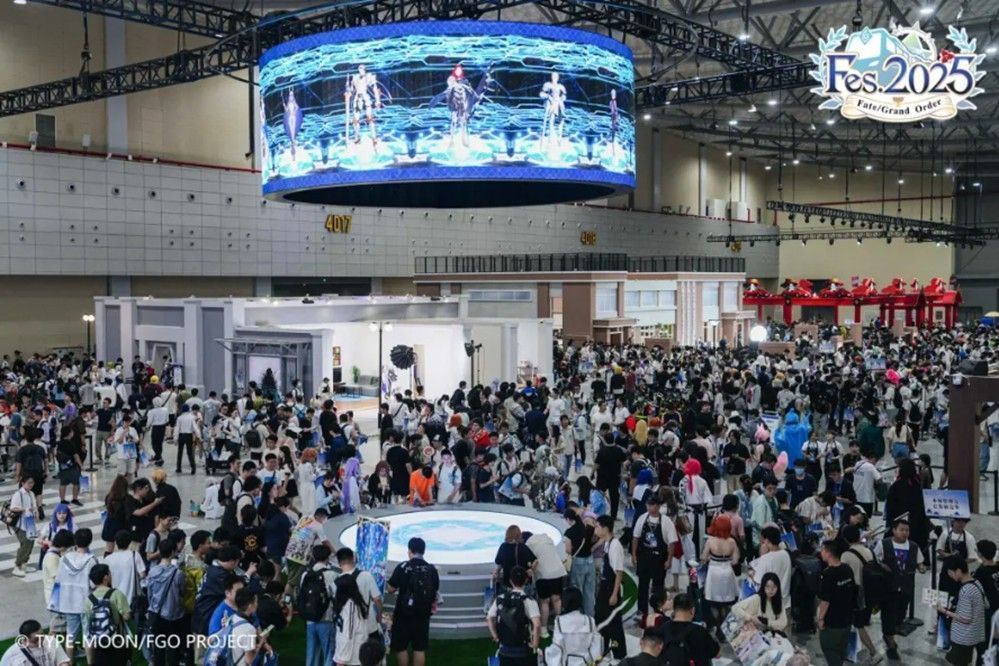 展馆内还原的咕哒家场景，家具摆设细节精致，玩家正在拍照互动