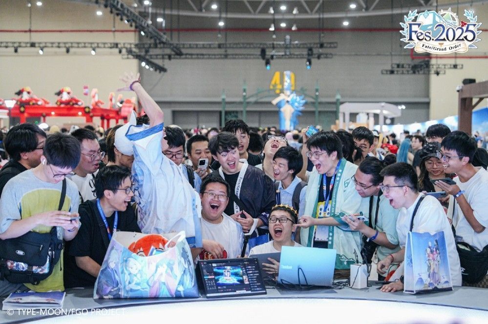 iOS畅销榜截图显示FGO位列第4，榜单上方标注‘FES 2025同步开启’字样