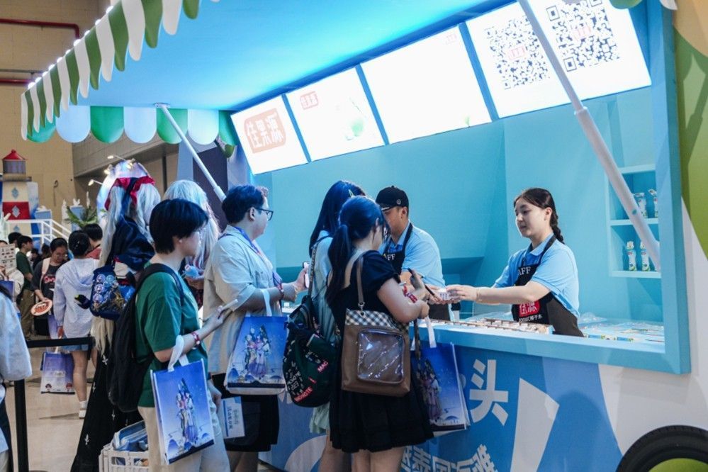 必胜客联动门店前排起长队，店内装饰有FGO角色海报与灯箱