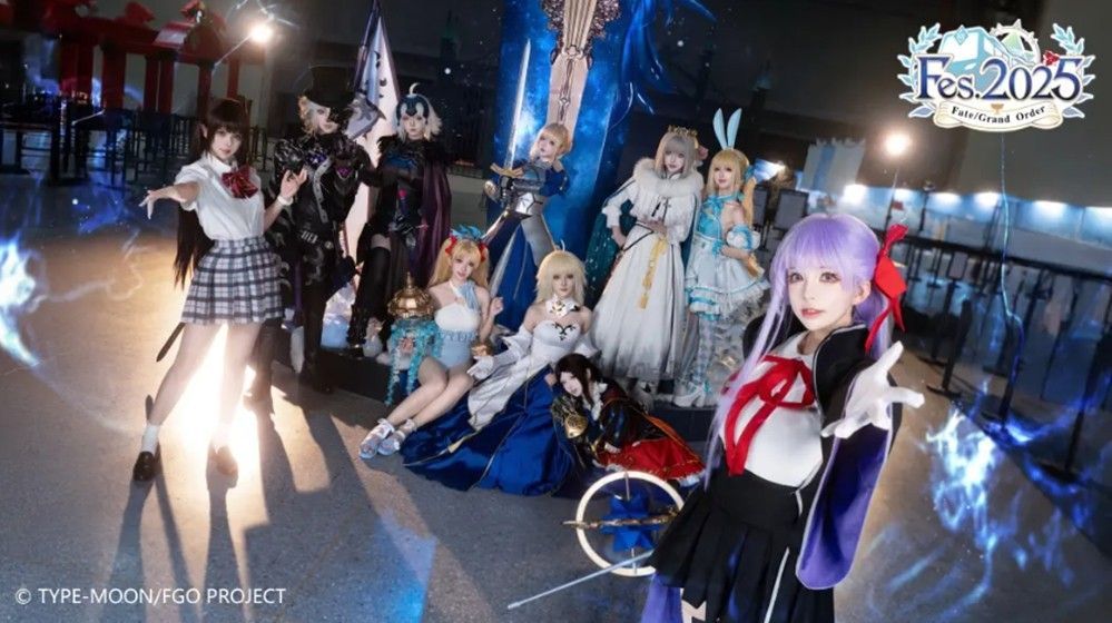 COSER在主舞台表演从者战斗场景，灯光特效配合动作节奏