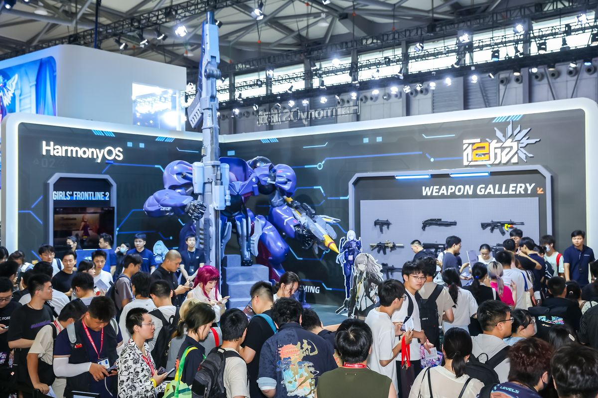 玩家正在参与互动挑战，背景为星河舞台LED大屏，舞者正在进行《少女前线2：追放》主题表演