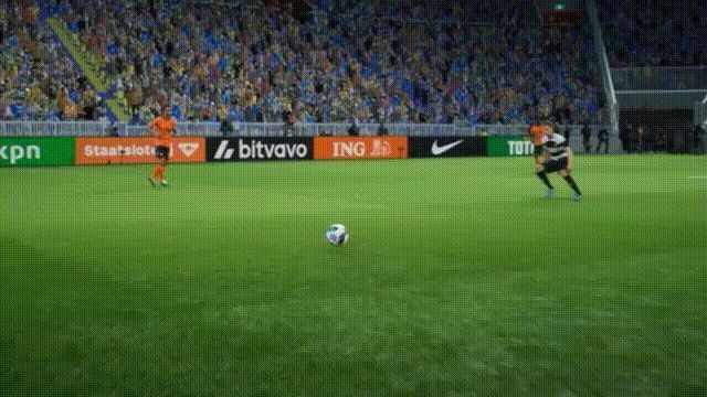 范布隆克霍斯特在游戏内完成远射破门的动态画面，皮球划过半场轰入球门，特效炫目