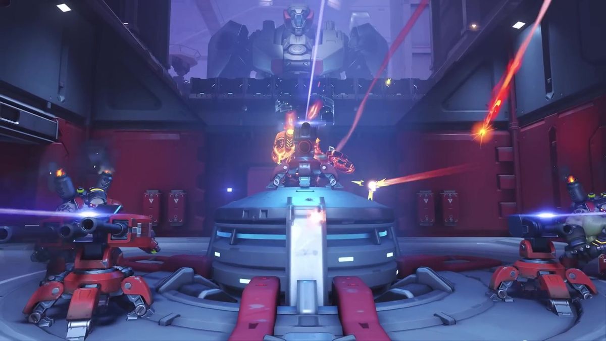 视频截图：天使在空中展开双翼，使用复活技能拯救队友