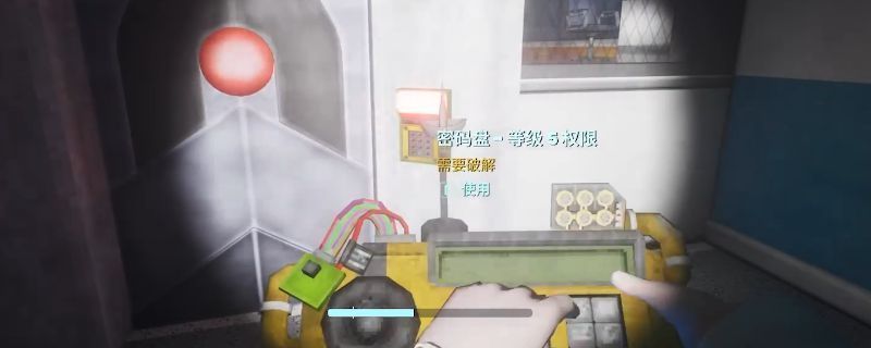 《非生物因素》暮反应堆区域内部场景，昏暗的金属走廊布满辐射警示标志，远处可见闪烁的红色警报灯和机械装置