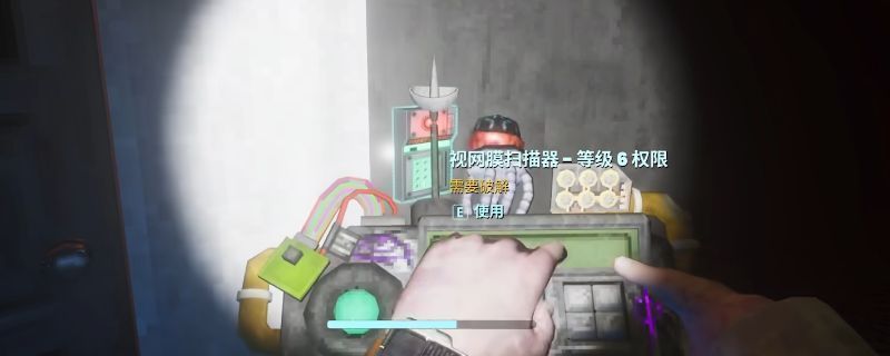 暗影之门内部场景，昏暗通道中泛着蓝紫色光芒，前方有一座发光的控制台，背景隐约可见被困的科学家身影