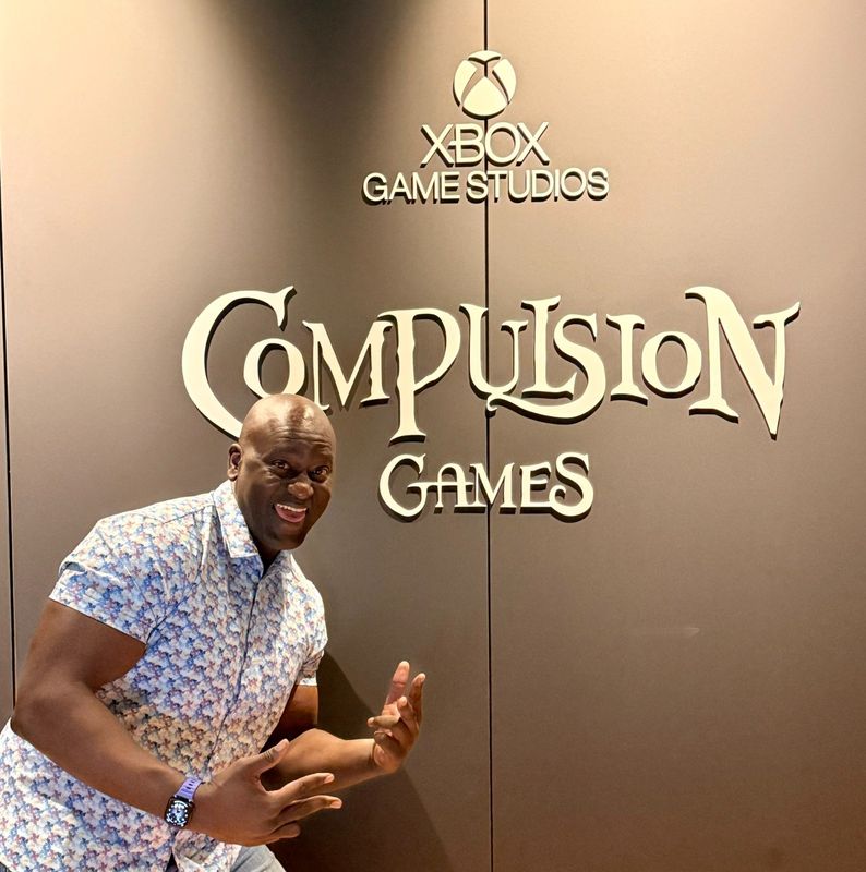 《午夜之南》场景截图，展现废弃地铁站内光影交错、怪物潜伏的紧张氛围