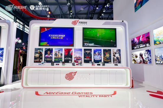 展会现场人潮涌动，观众围绕绫波丽coser拍照，展台灯光呈现太空星云效果