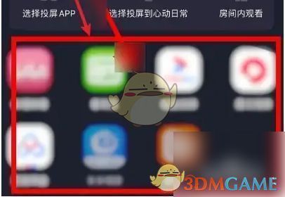 投屏设备选择界面，多个设备名称列出，用户正在点击目标设备