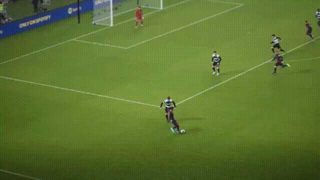 梅西在比赛中送出精准直塞，助攻队友破门，全场球迷欢呼