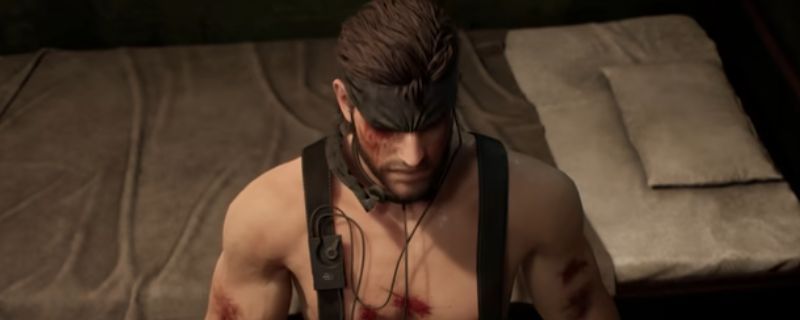 《合金装备3：重制版》序章 gameplay 画面，主角在丛林中潜行，周围环境写实，光影效果细腻