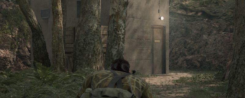 游戏内兵器库被TNT炸毁的瞬间画面，火光冲天，建筑结构崩塌，碎片四散