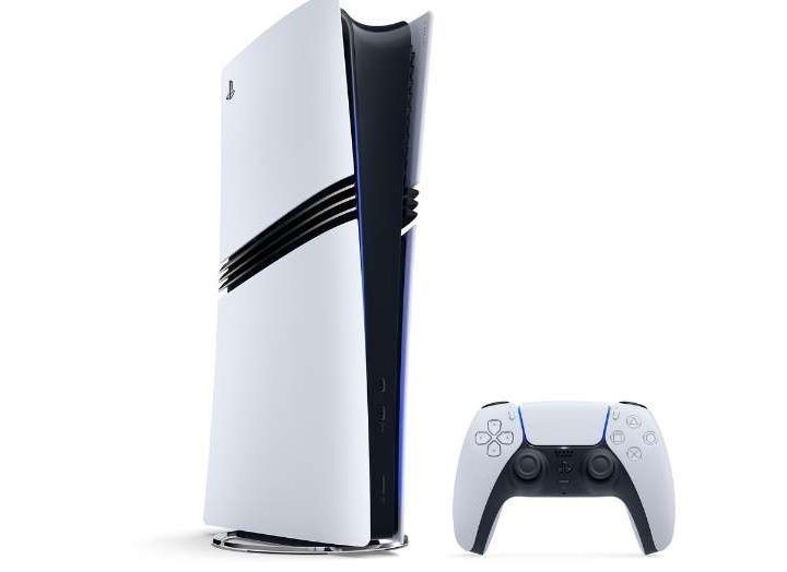 PS5 Pro主机展示图，置于黑色背景中，光线聚焦于机身细节