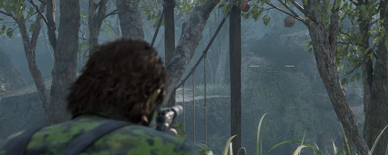 《合金装备3：重制版》游戏中蜂巢挂在树上，周围有敌人巡逻的场景截图