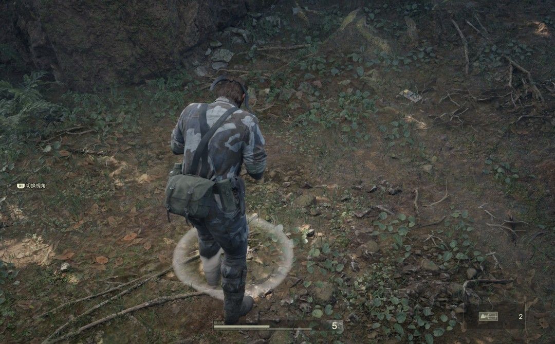 玩家角色在丛林中布置捕鼠器的游戏画面，周围环境潮湿阴暗，充满热带雨林氛围