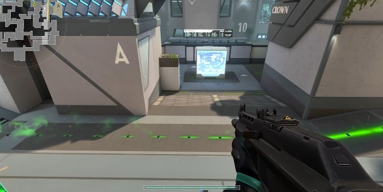 团队配合场景，蝰蛇释放毒幕封锁通道，队友从侧翼包抄敌人