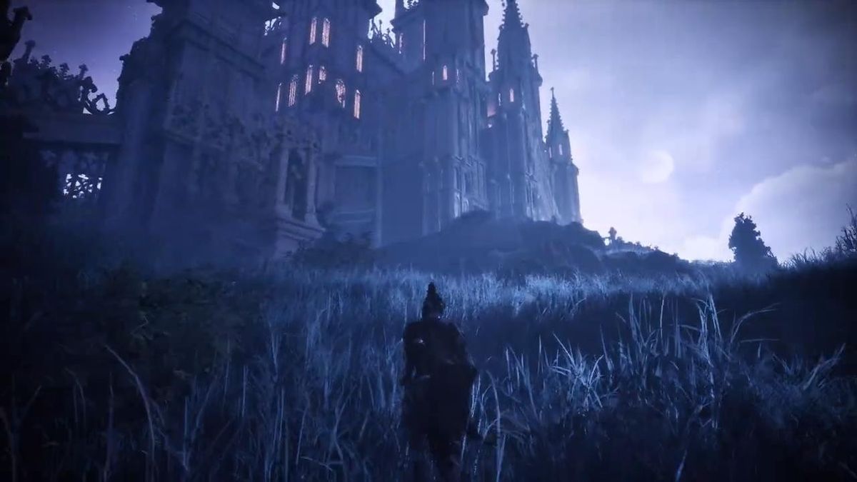 角色站在悬崖边俯瞰王国全景，云雾缭绕，远处城堡若隐若现