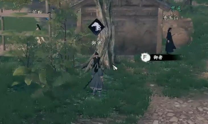 角色站在湖边与三名少林弟子交谈，背景是波光粼粼的水面和远处的竹林