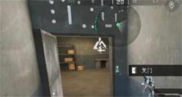 玩家视角沿小径前行，左侧树林中隐约可见门体轮廓