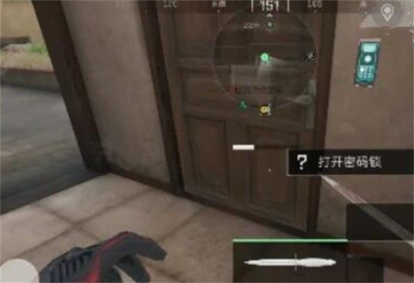 浴场更衣室内景，密码门位于两排储物柜之间，灯光昏暗