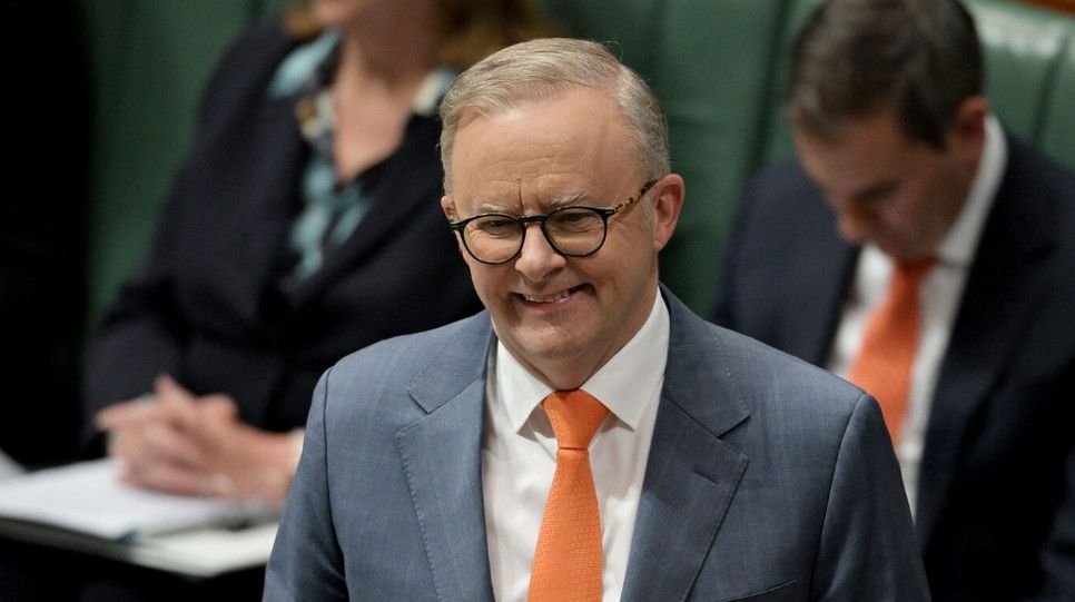 澳大利亚政府发布网络安全法案相关新闻画面，背景为议会大楼和数字网络图标