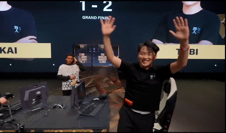 沙特电竞协会主席费萨尔亲王在《异人之下》展台体验游戏，工作人员在一旁指导操作