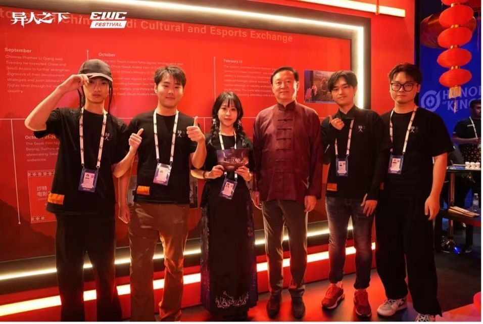 海外玩家在《异人之下》试玩区专注操作，屏幕上展示角色施展八卦掌连招