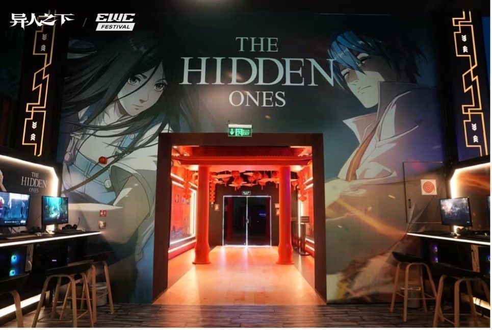 EWC主舞台大屏轮播各参赛游戏画面，《异人之下》角色出招特效醒目呈现