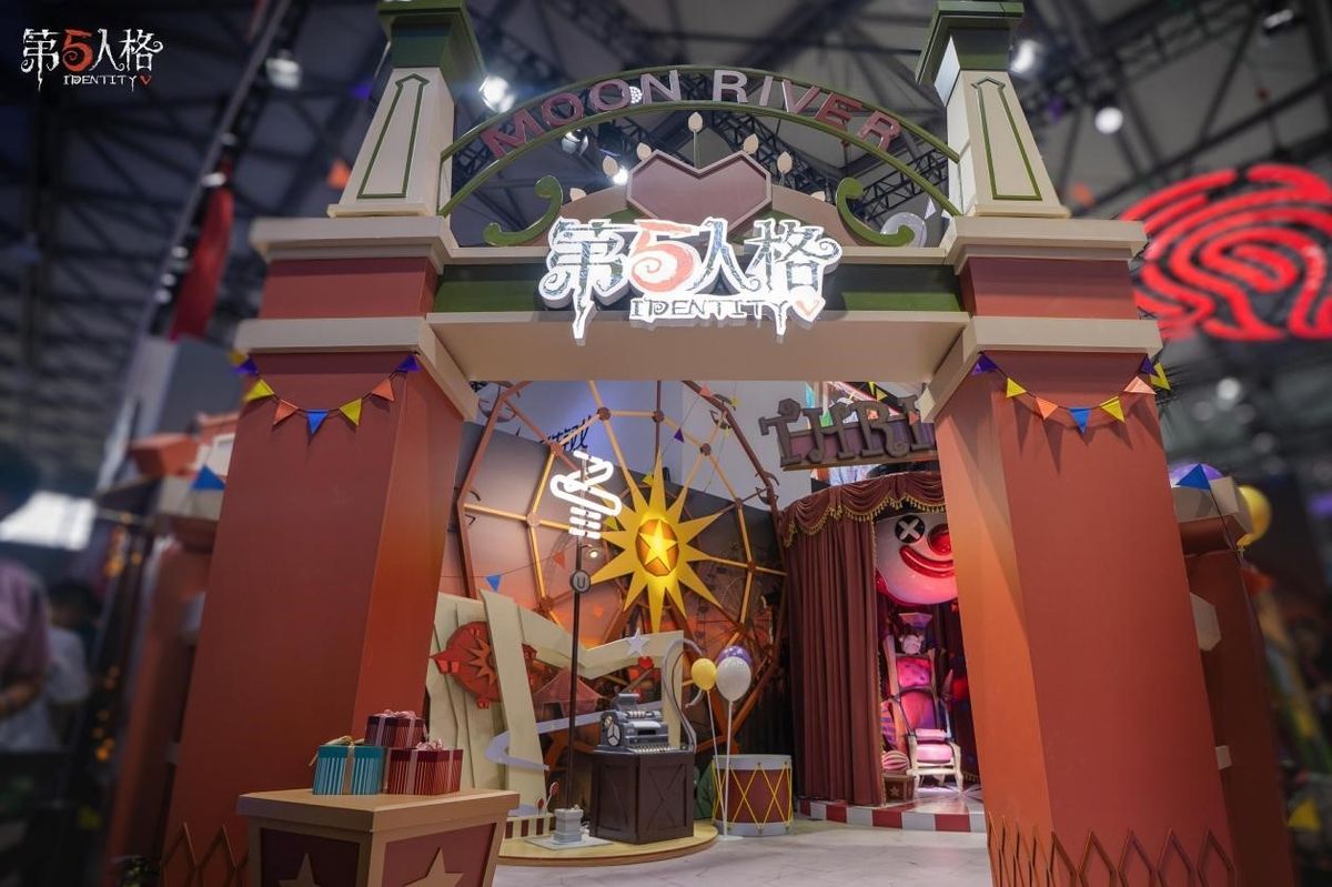 《第五人格》展台全景，现场人潮涌动，充满哥特风格的装饰与灯光营造出神秘庄园氛围