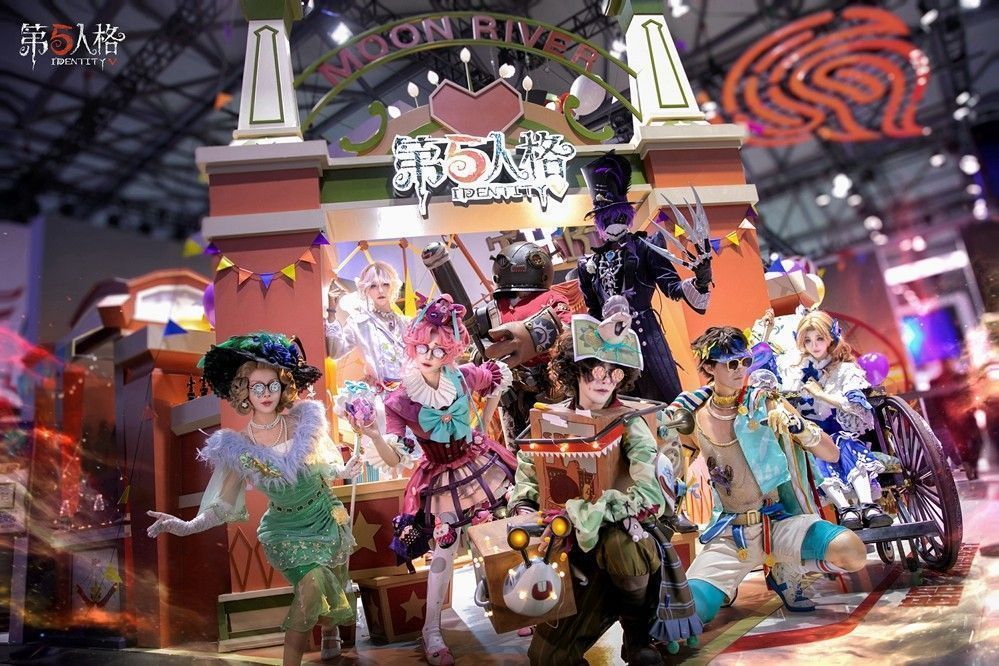 coser扮演的摄影师与击球手在舞台上对峙，动作张力十足，观众席掌声雷动